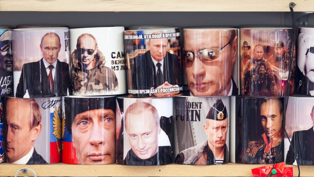 Vladimír Putin v obrazech na hrnečcích