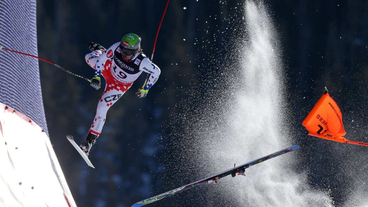 Český alpský lyžař Ondřej Bank 8. února padá při kombinačním sjezdu na mistrovství světa v alpském lyžování v Beaver Creeku v americkém státě Colorado.