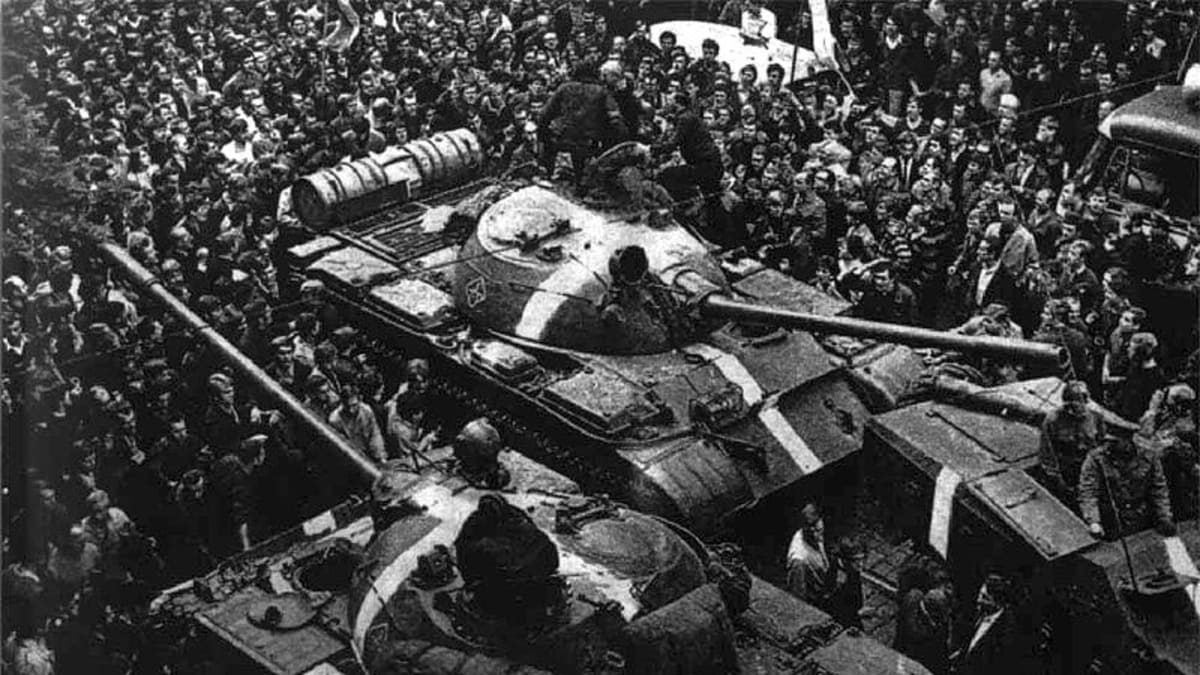 Tanky T-55 invazních sil obklopené davem demonstrantů