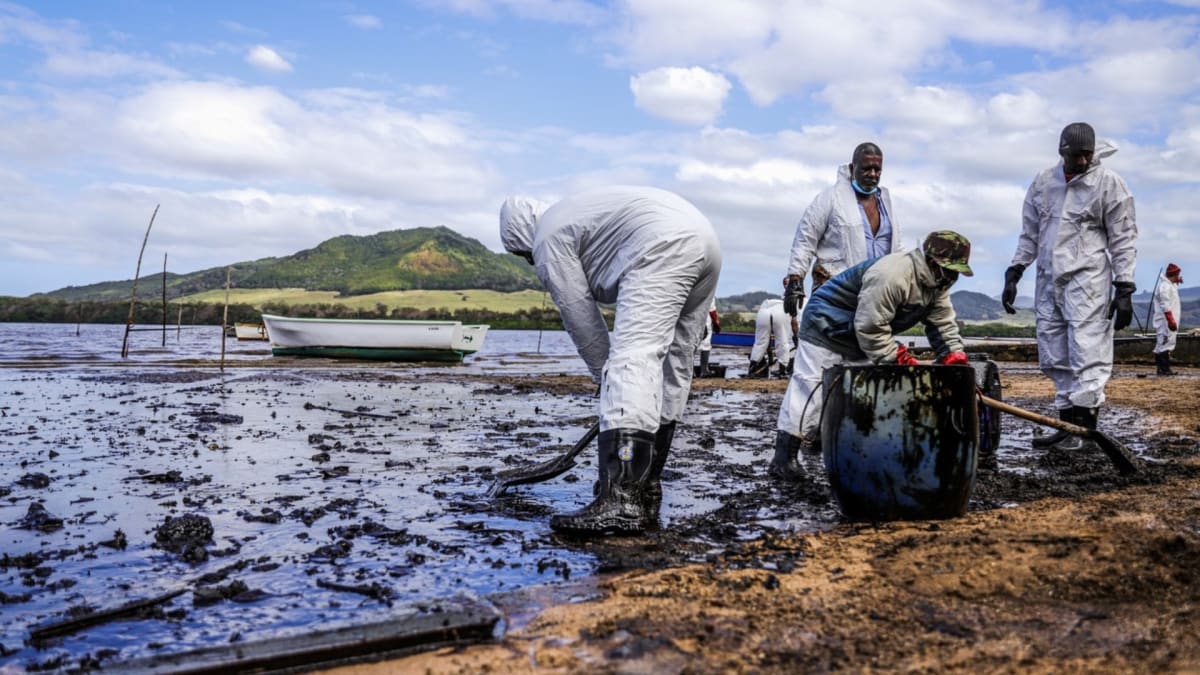 Úklid ropné skvrny na Mauriciu