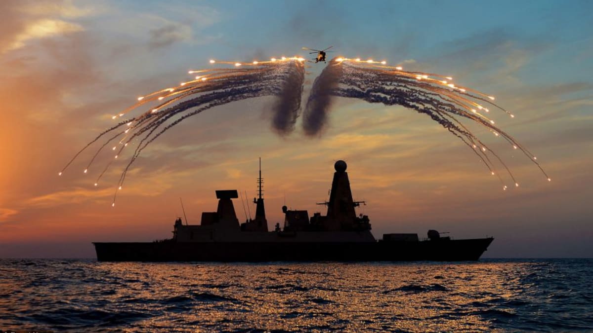 Fotka Davea Jenkinse z HMS Dragon zachycuje vrtulník Mk8 Lynx odpalujícící protiopatření
