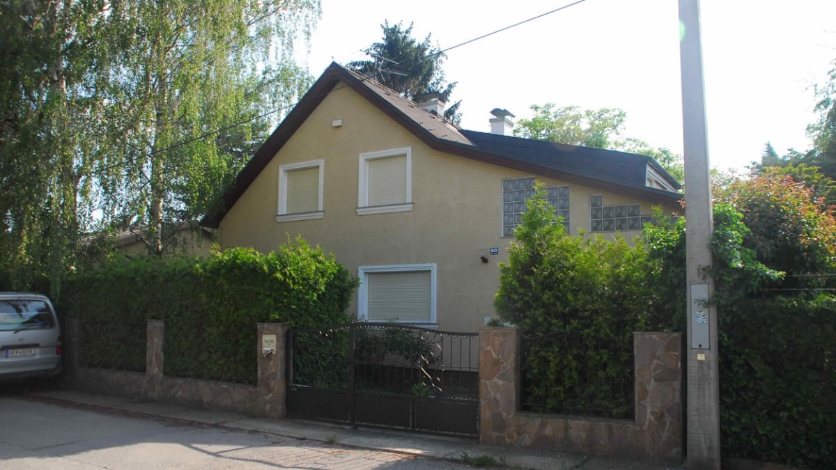Dům, v němž byla vězněna, si nakonec Natascha Kampuschová koupila s tím, že nechce, aby pro ni citlivé místo někdo zneužil