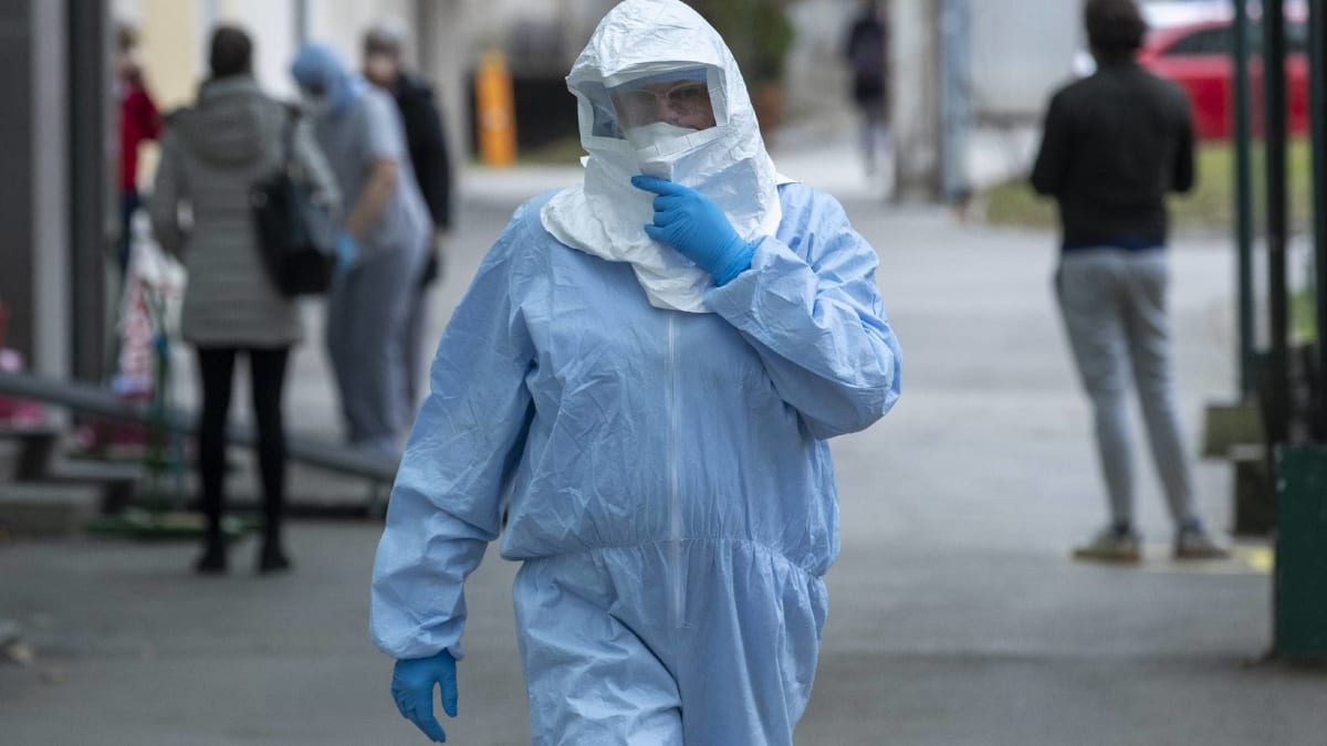 Pracovník kliniky infekčních onemocnění v Záhřebu v ochranném obleku
