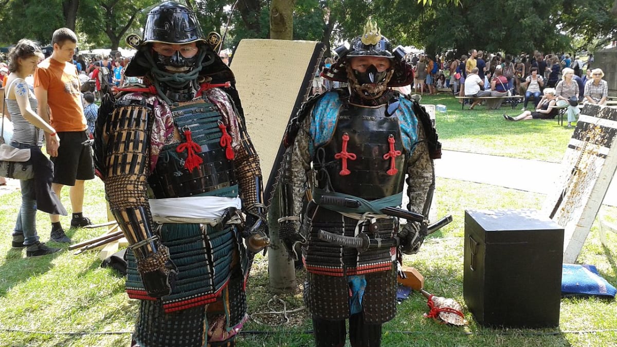 Samurajové v replikách historické zbroje