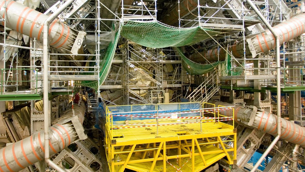 Pohled na částicový detektor ATLAS v průběhu výstavby, jeden ze šesti hlavních vědeckých přístrojů LHC