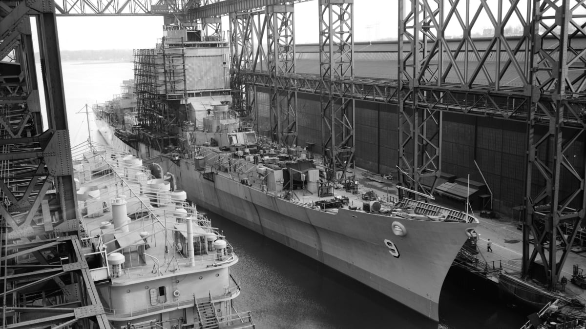 Stavba USS Long Beach v loděnici Bethlehem Steel v Quincy