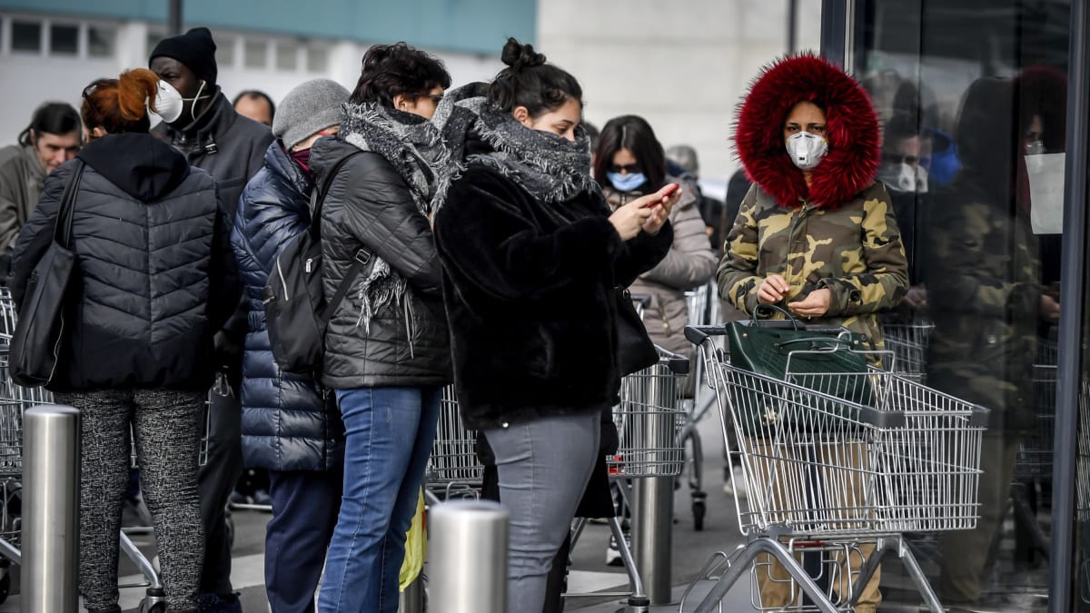 Obyvatelé italských měst postižených karanténou stojí fronty před supermarkety