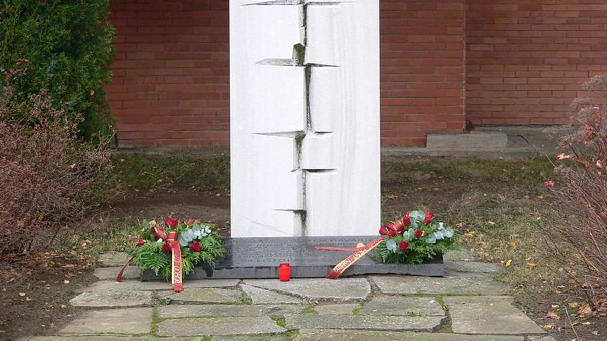 Pomník obětem havárie postavený v areálu podniku MESIT v roce 1991 uvádí jména všech 18 obětí