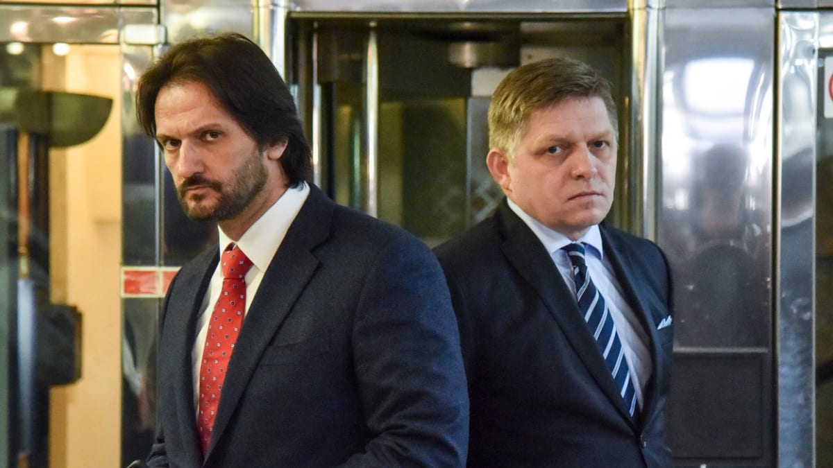 Slovenský exministr vnitra Robert Kaliňák (vlevo) byl propuštěn z vazby. Stíhán však bude na svobodě, stejně jako expremiér Robert Fico (vpravo).