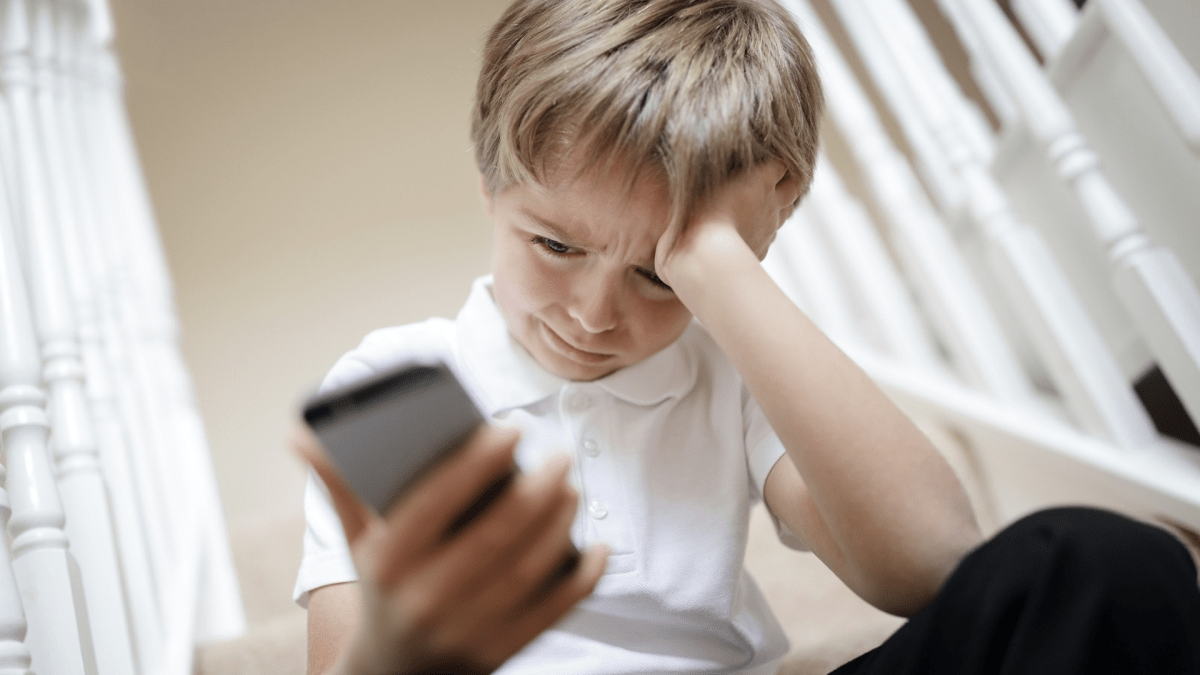 Smartphony a tablety dětem často škodí, ale mohou i pomáhat?