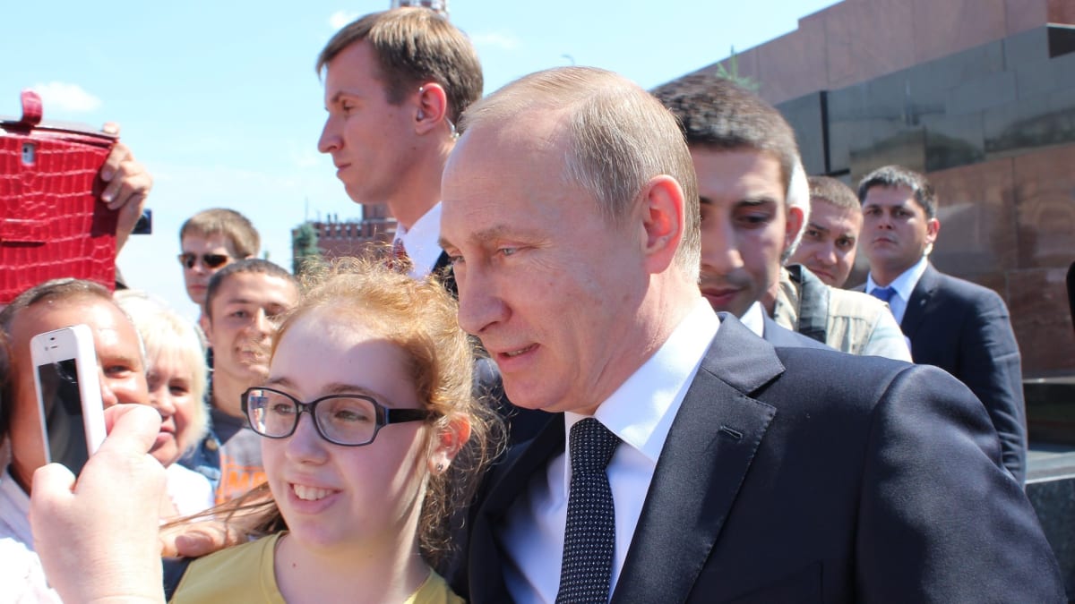 Vladimir Putin s mladou fanynkou