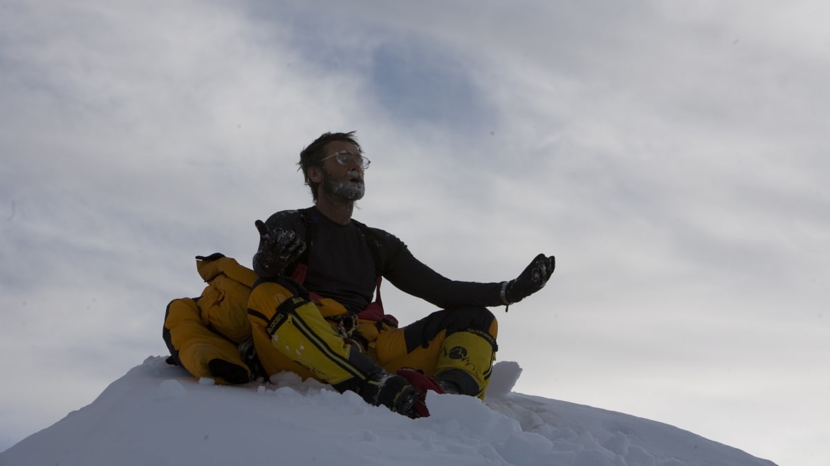 Lincoln Hall strávil noc pod vrcholem Everestu bez kyslíku a stanu a přesto přežil