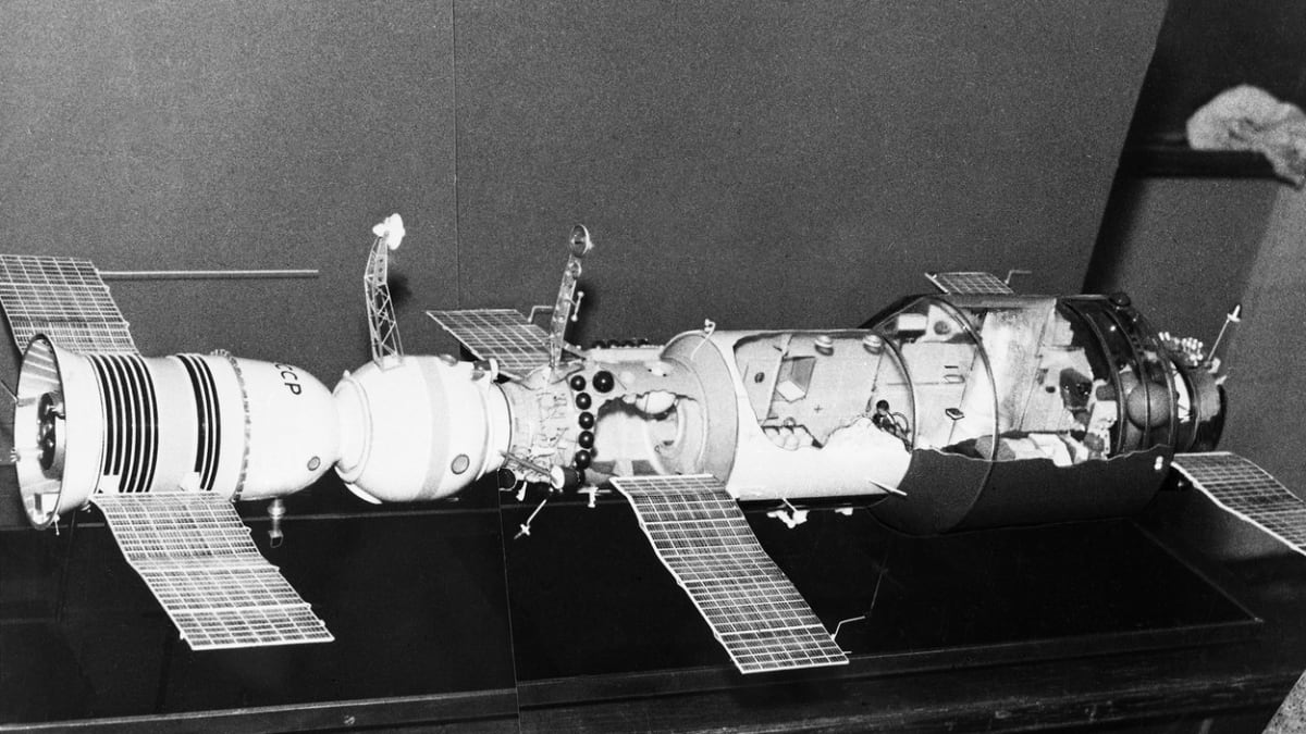 Model znázorňující propojení Sojuzu 11 a Saljutu 1