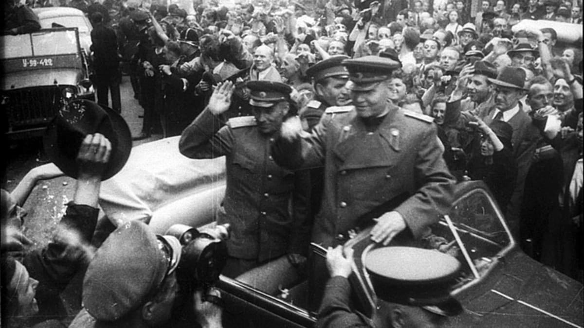 Maršál Koněv se 9. května 1945 vítá s obyvateli Prahy