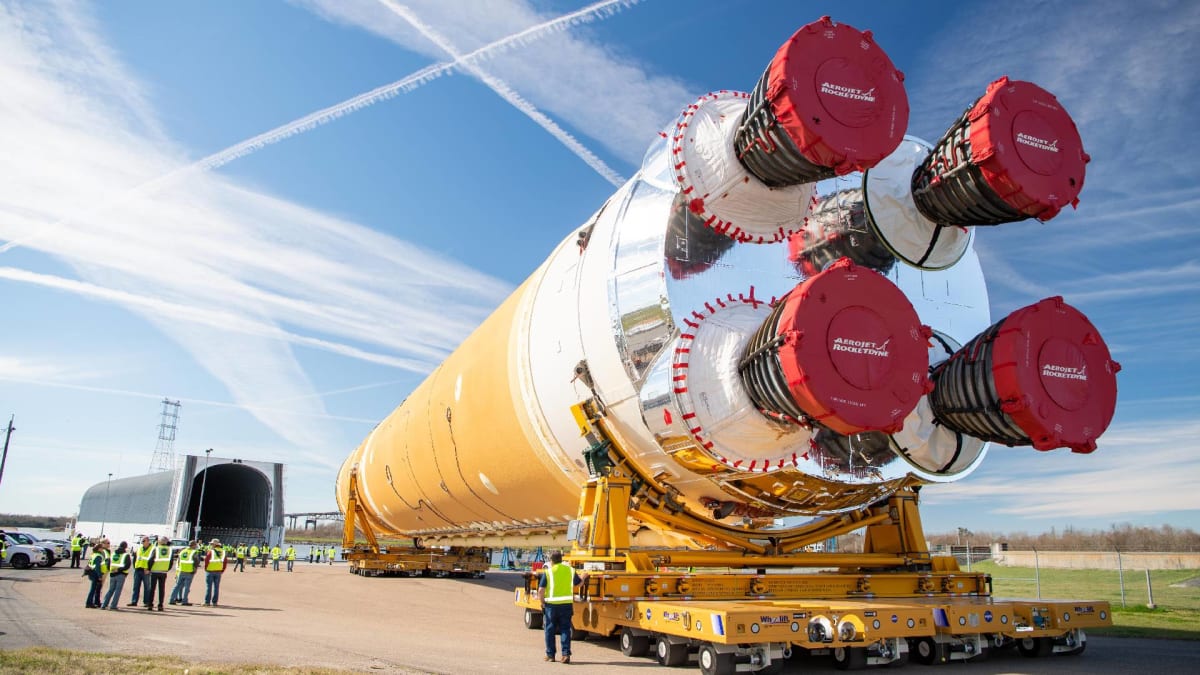 Hlavní část nosné rakety SLS se připravuje k testování na Floridě