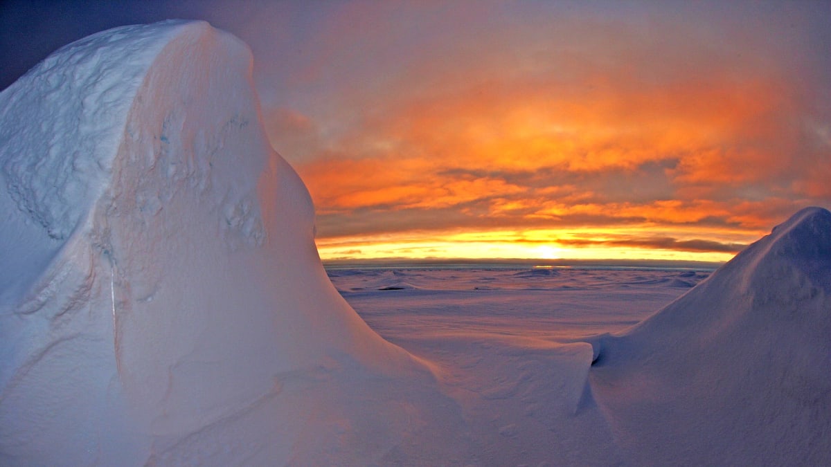 Západ Slunce v Severním ledovém oceánu je krásný.