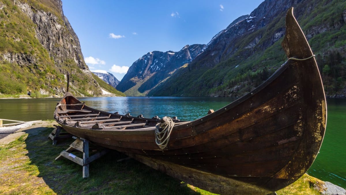 Vikinská obchodní loď v norském fjordu