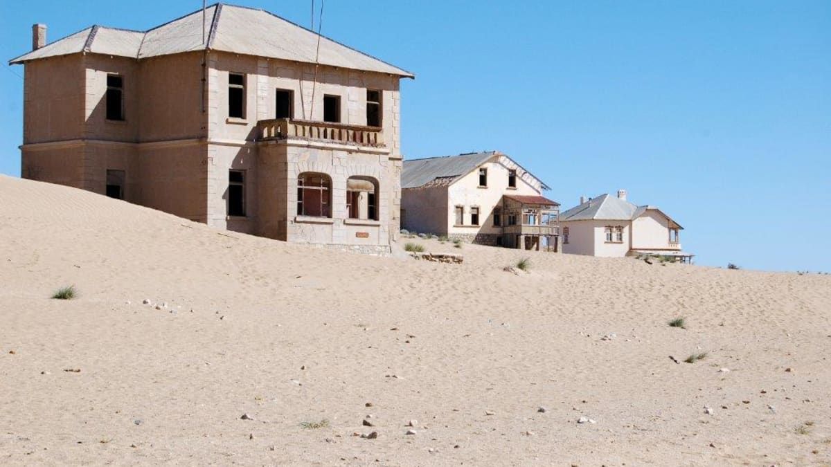 Kolmanskop v Namibii pohlcuje poušť