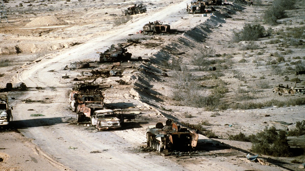 Zničené irácké tanky T-72 a obrněná vozidla BMP-1 na silnici číslo 8 v březnu 1991