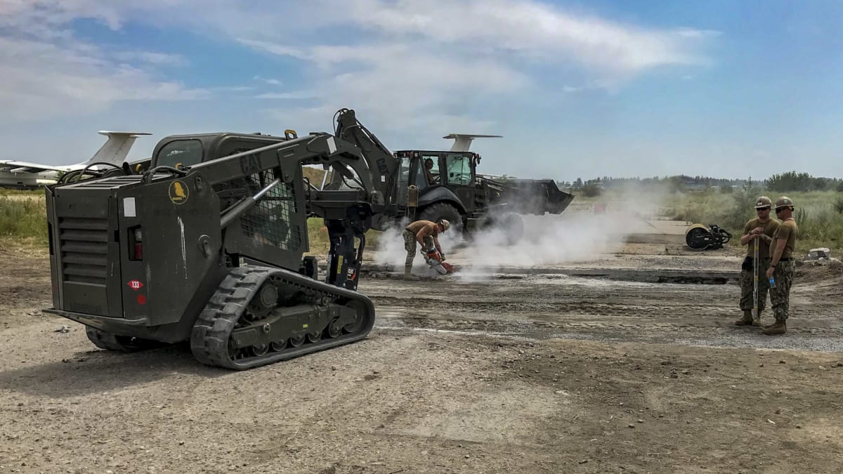 Příslušníci Naval Mobile Construction Battalion  opravují přistávací dráhu na Ukrajině