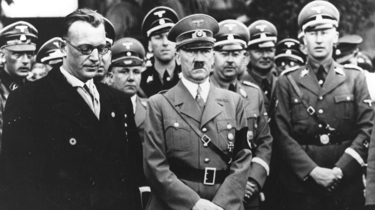 Adolf Hitler a Reinhard Heydrich (napravo)