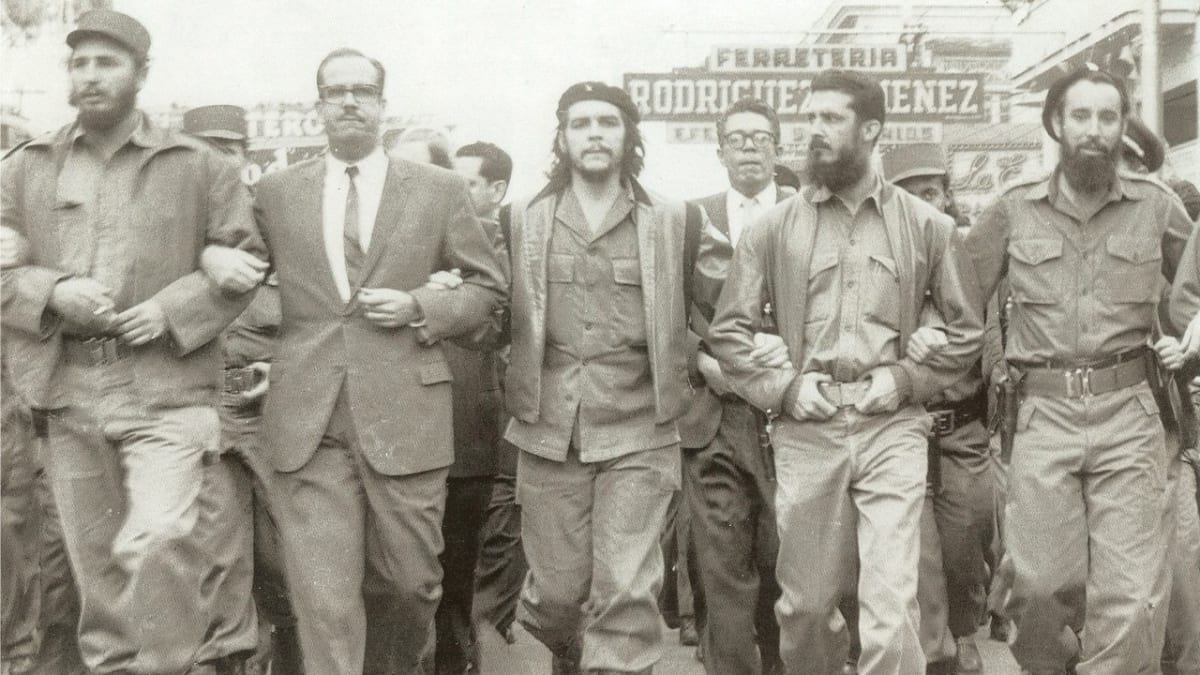 Fidel Castro pochoduje v sevření svých soudruhů