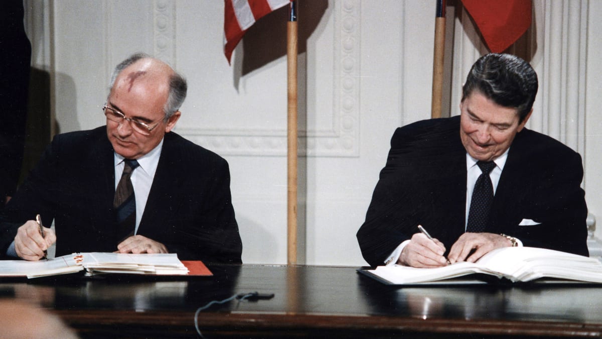 Ronald Reagan a Michail Gorbačov v roce 1987 podepisují smlouvu INF.