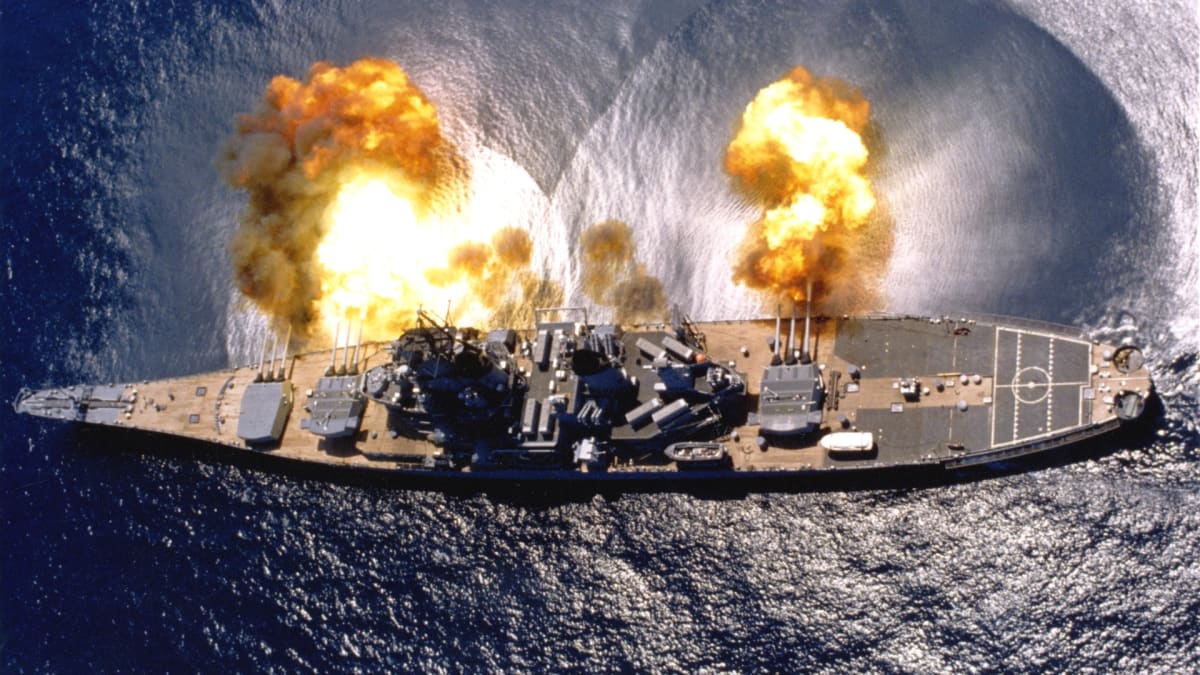 Americká bitevní loď USS Iowa pálí boční salvu ze svých hlavních děl. Vrátí se někdy hladinoví obři znovu do hry?