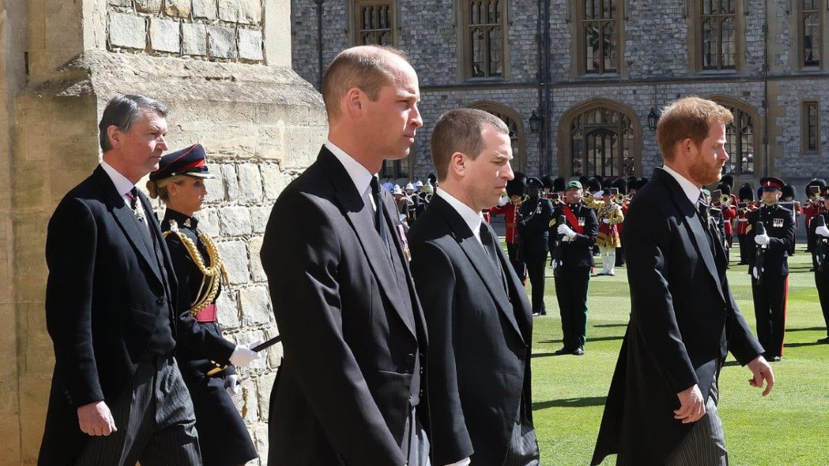 Harry (vpravo) a William (třetí zprava) na pohřbu prince Philipa