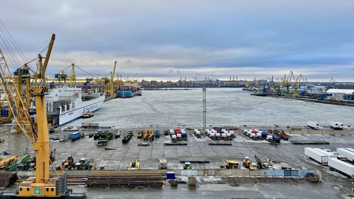 Trajda zaparkovaná v přístavu v Petrohradu, již po odbavení celníky.