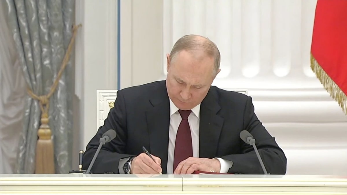 V. Putin při podpisu dekretů uznávajících nezávislost separatistů v Donbasu