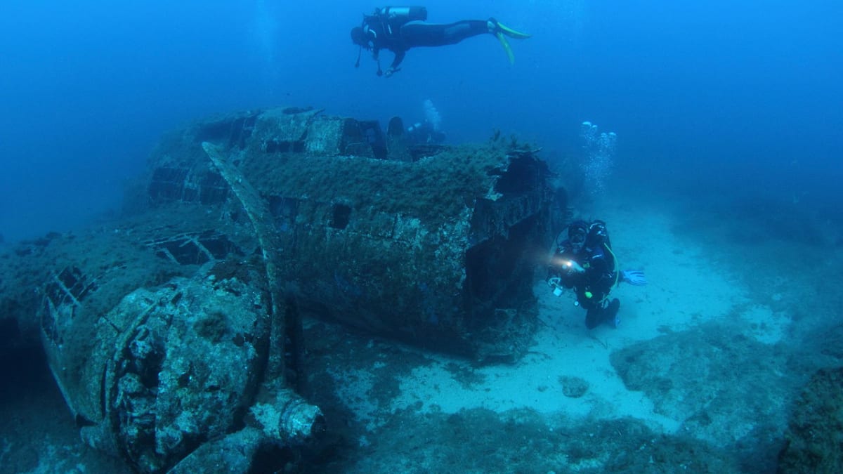 Potápěči u sestřeleného bombardéru B-17