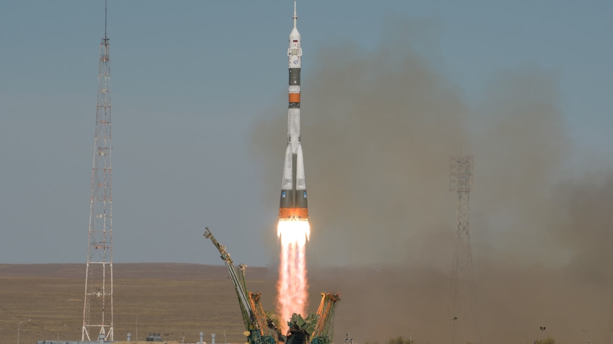 Start rakety Sojuz-FG s lodí Sojuz MS-10. Kde byl problém?
