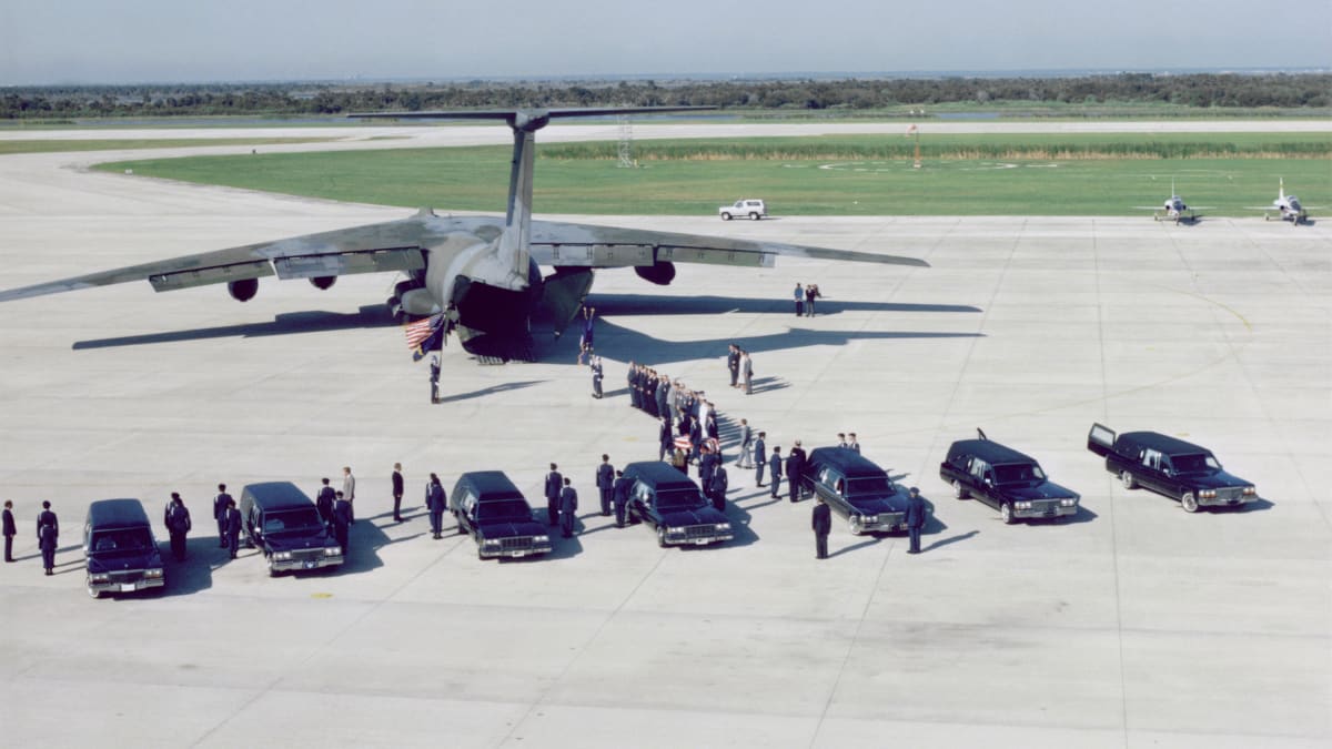 Ostatky posádky Challengeru byly z Kennedy Space Center přesunuty na Dover Air Force Base v Delawaru.