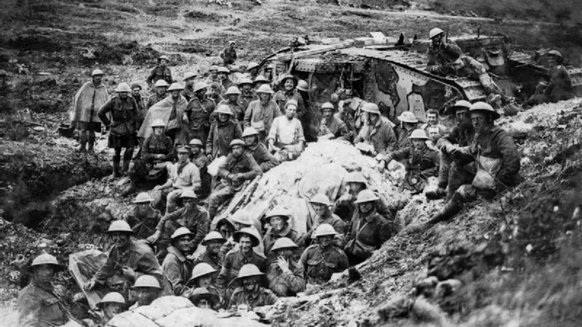 Vojáci 122. pěší brigády kolem tanku, který jim 15. září 1916 prorazil cestu do Flers