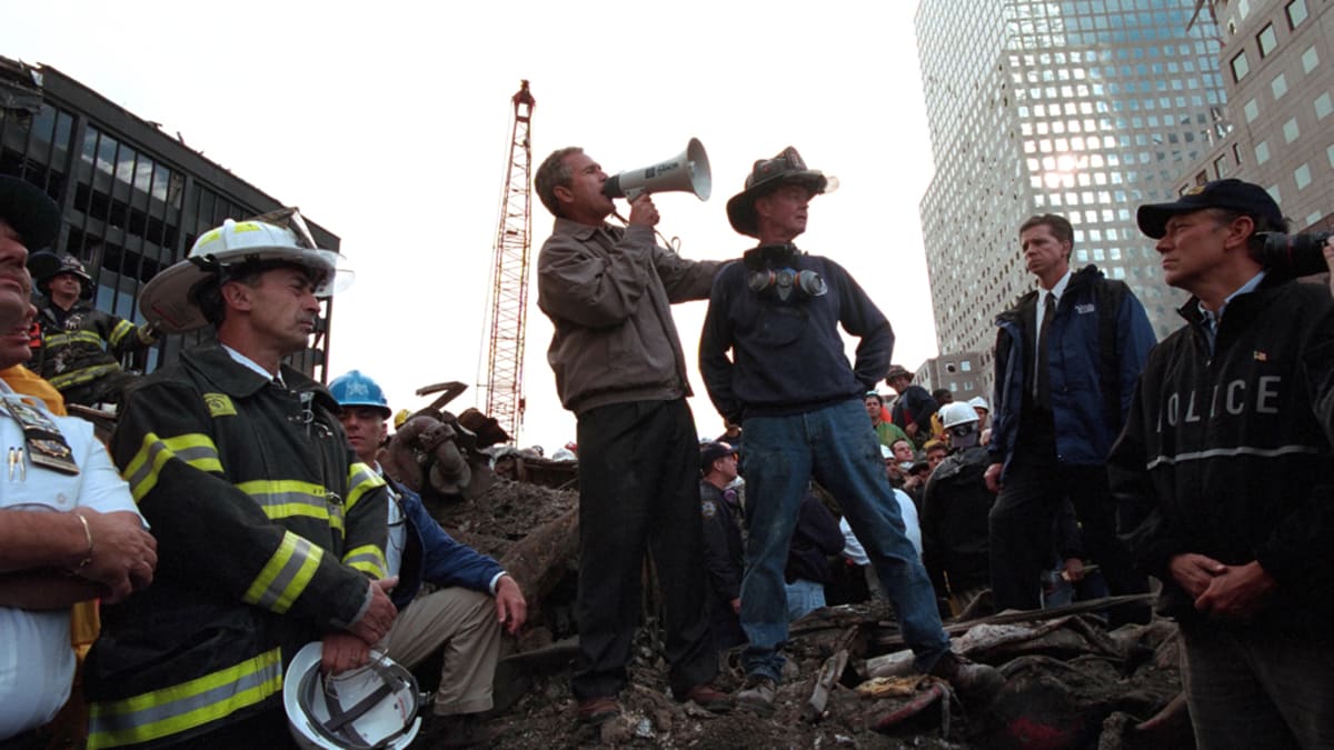 Prezident Bush na "ground Zero" – místě, kde stály věže WTC