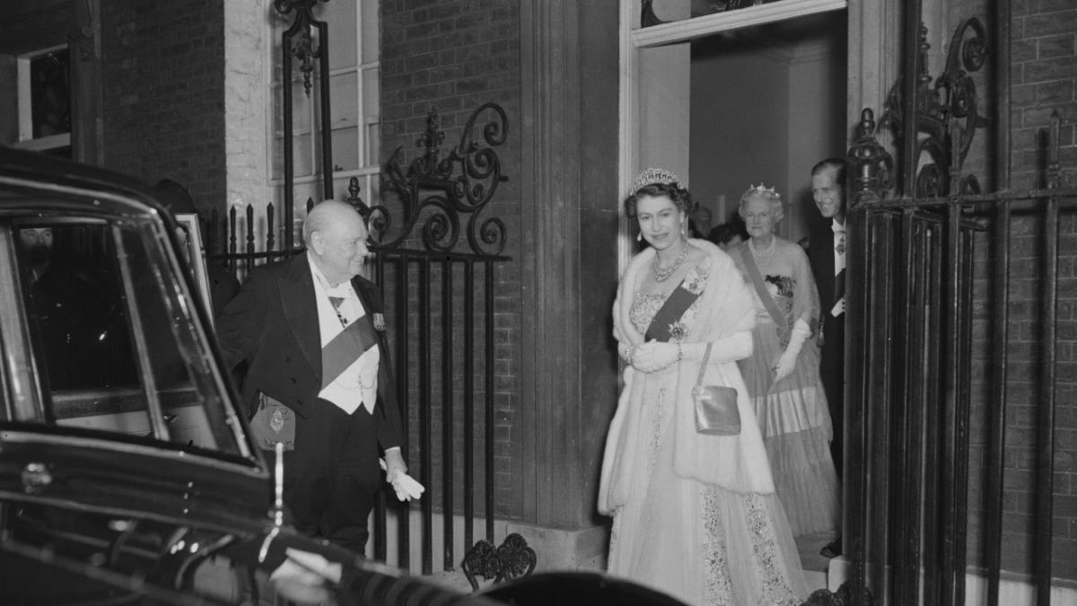 Alžběta II. a princ Philip vycházejí po večeři s Winstonem Churchillem z Downing Street 10