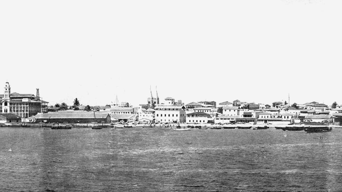 Na snímku nábřeží Zanzibaru z roku 1902 jsou dobře vidět špičky stěžňů potopené jachty HHS Glasgow trčící z vody