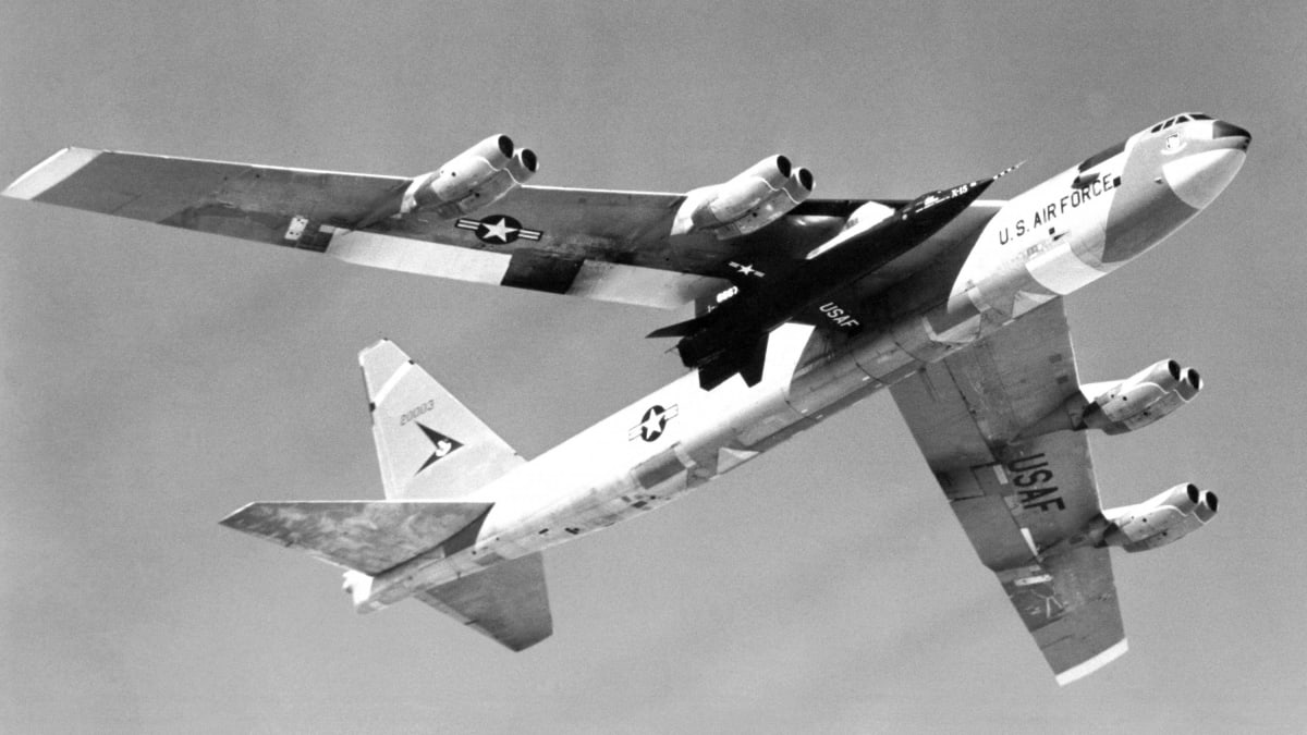 Letoun X-15 zavěšený pod křídlem bombardéru B-52
