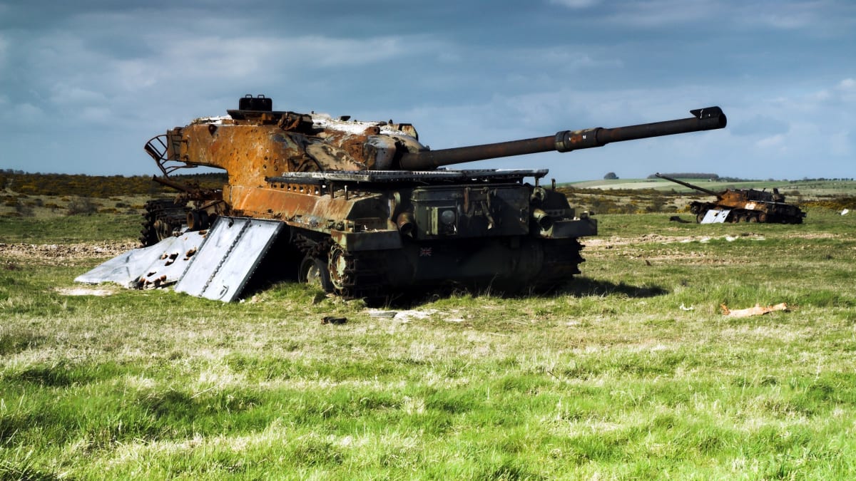 Zničené tanky ve vojenském prostoru poblíž opuštěného města Imber