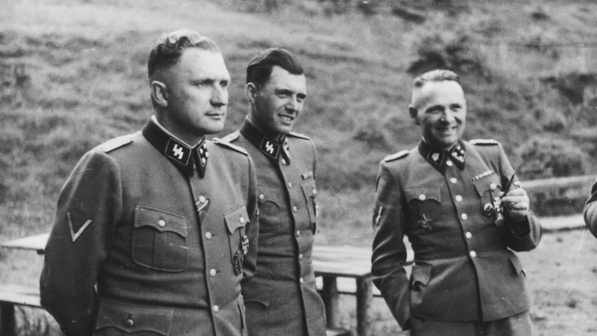 Mengele (uprostřed) ve společnosti dalších nacistů