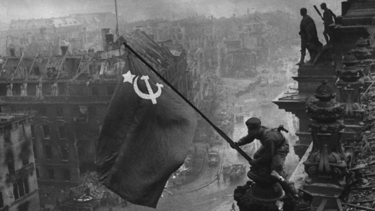 Slavný snímek rudé vlajky nad berlínským Reichstagem se fotil den po dobytí budovy a později se mnohokrát upravoval