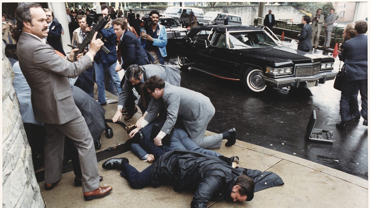 Tento snímek byl pořízen několik vteřin po střelbě na Reagana