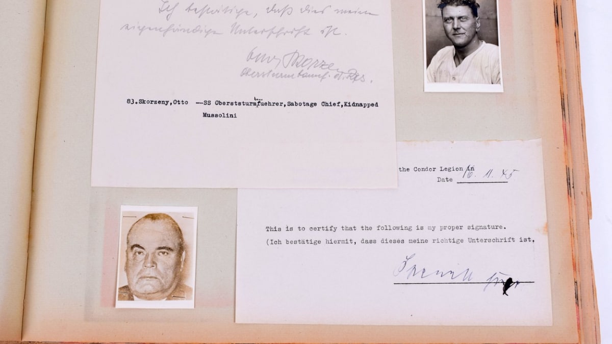 Album s podpisy nacistů při snaze identifikovat válečné zločince