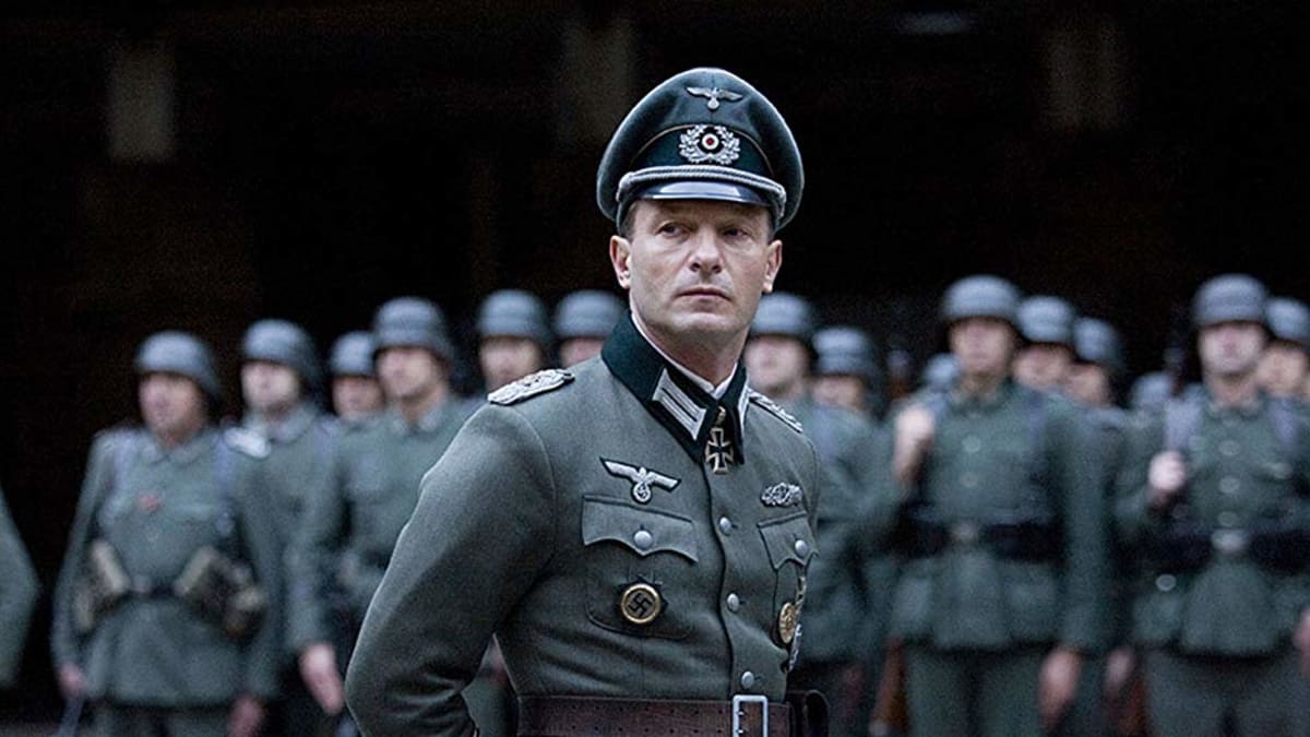 Hugo Boss a uniformy podle poslední módy - záběr z filmu Valkýra