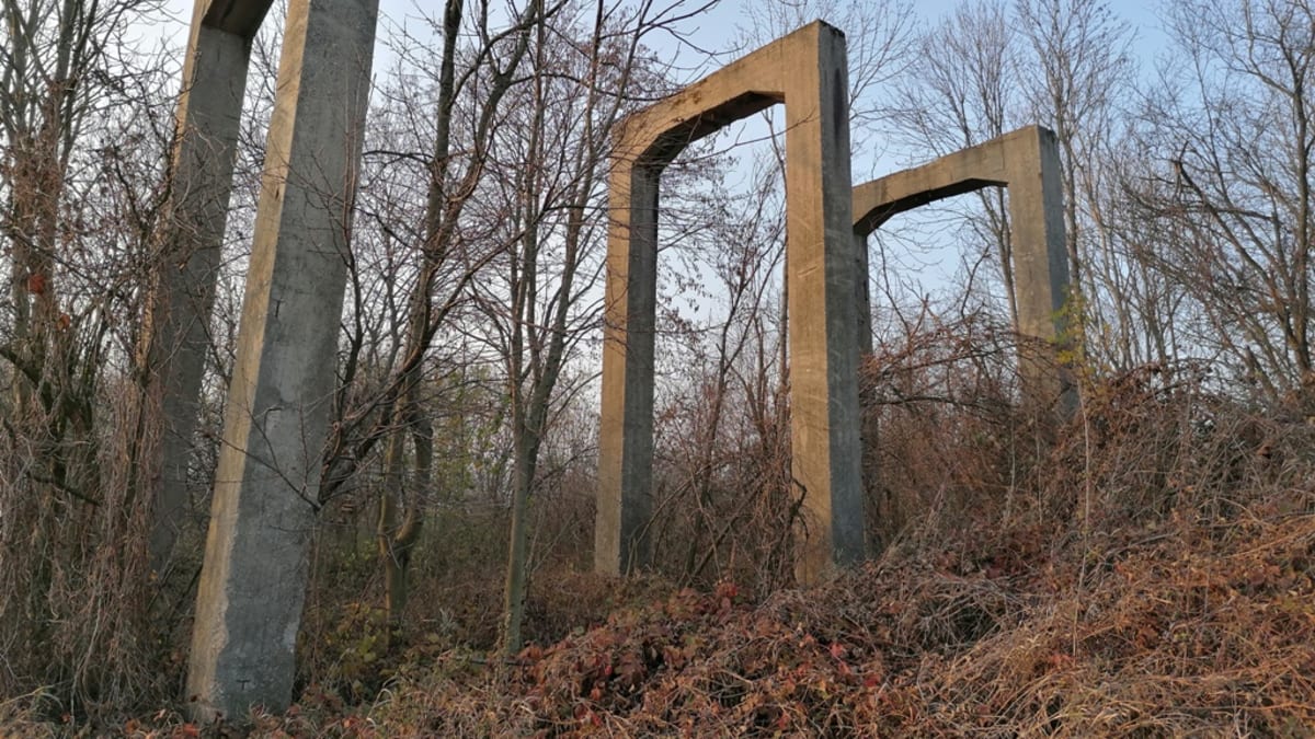 Betonové pilíře v těžebním poli sádrovcových dolů, poznávací znamení, kudy vyrazit ke štolám