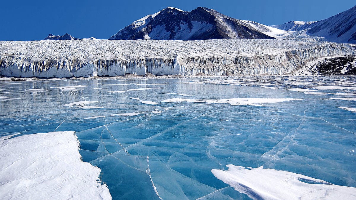 Modrý led pokrývá antarktické jezero  Fryxell