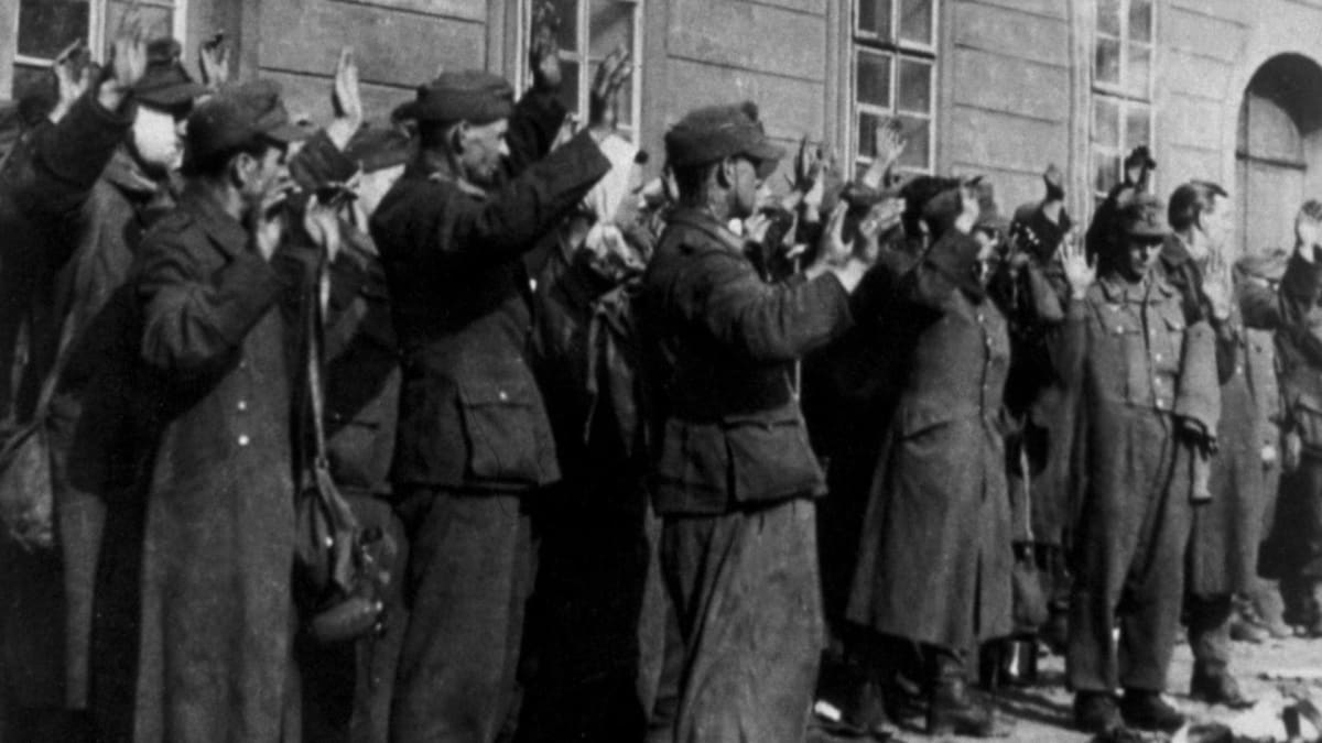 Němci se v Praze vzdávají spojeneckým jednotkám