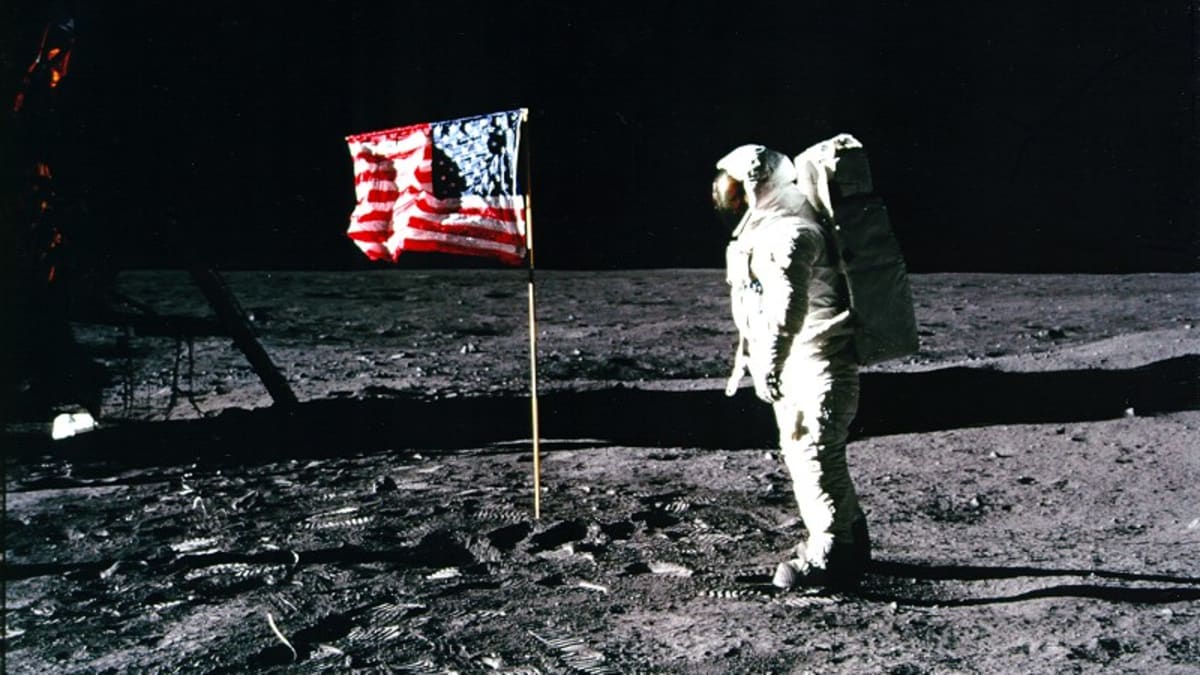Buzz Aldrin na povrchu Měsíce s americkou vlajkou 