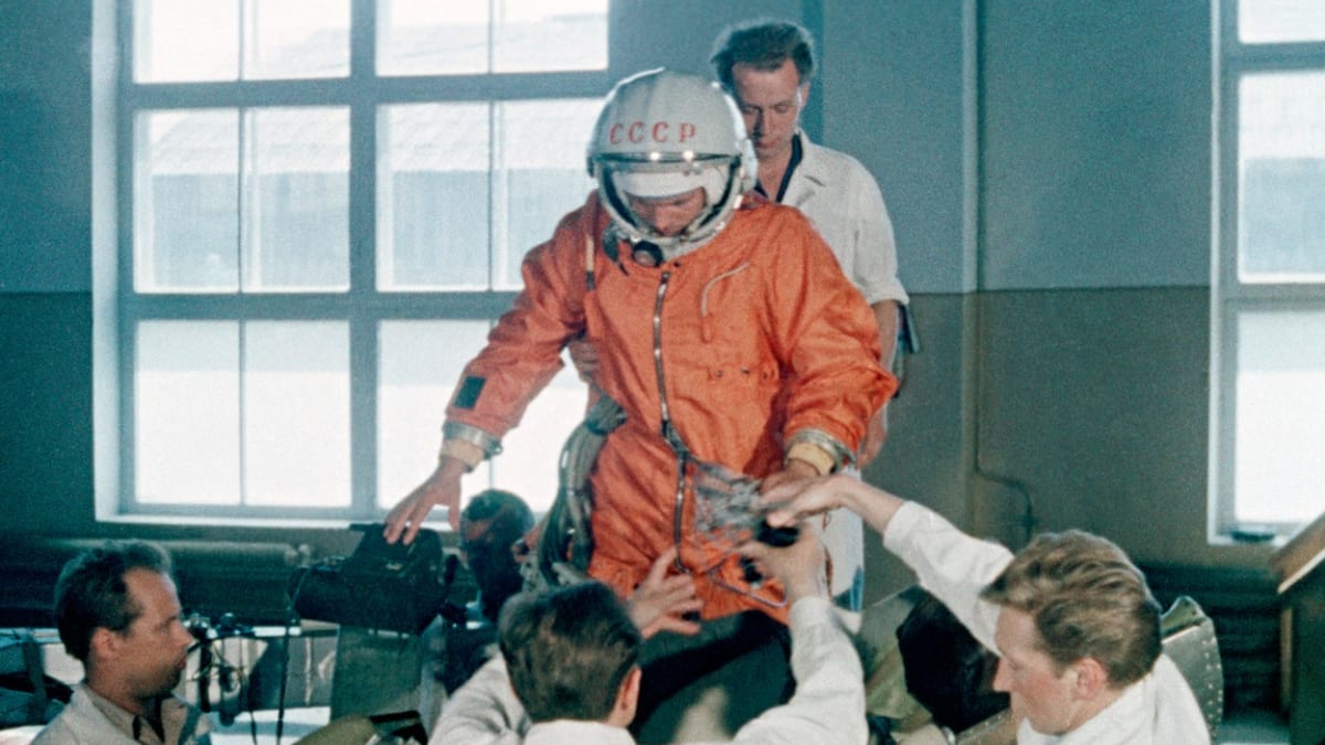 Gagarin se připravuje ke startu z kosmodromu Bajkonur